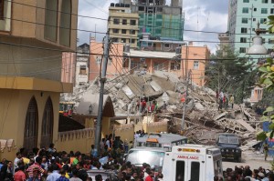 Scene following the collapse of the building  www.michuzijr.blogspot.com 